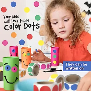 Rouleau d'autocollants ronds colorés vibrants pour loisirs créatifs d'enfants et étiquetage.