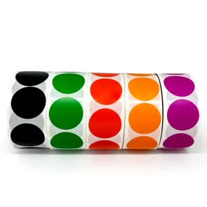 Gros plan sur des rouleaux d'autocollants à pois colorés, étiquettes en papier pour le tri.