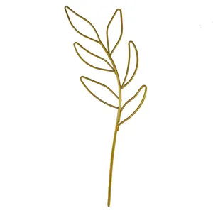 Detailweergave van de gouden metalen plantensteun in de vorm van een blad voor potplanten.