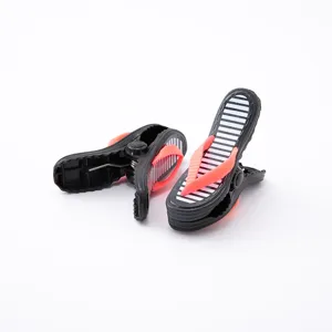 Detailansicht von kreativ geformten Flip-Flop Kunststoff Wäscheklammern für Strandhandtücher.