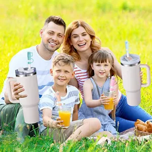 Grote roestvrijstalen beker met handvat en schattige rietjeshoes voor buitenpicknick met het gezin.