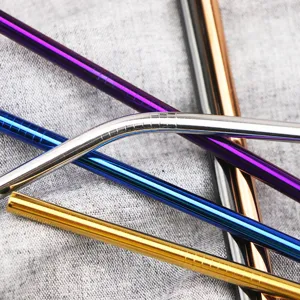 Edelstahlstrohhalm Detailansicht mit lebendiger bunter Metalltextur und flexiblem Bogen-Design.