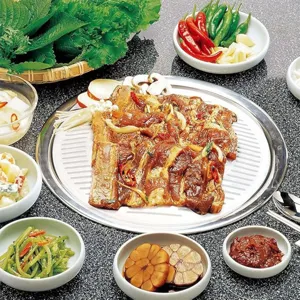 Round silicone BBQ baking paper detail, high temperature resistant non-stick liner sheet for grill.