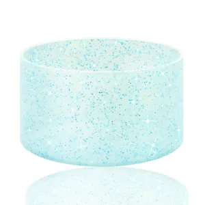 Gedetailleerd overzicht van siliconen bekerhoes, glitter lichtblauwe beschermhoes voor bekers.