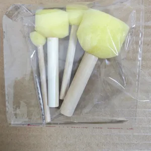 Tampons de peinture éponge en forme de champignon avec manches en bois pour enfants bricolage.