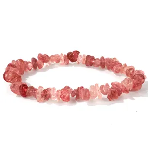 Primer plano detallado de pulsera elástica de chips de cuarzo fresa rosa natural