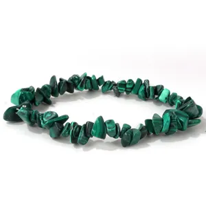 Vista detallada de la textura de la pulsera elástica de malaquita verde