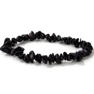 Primer plano de una pulsera elástica de chips de piedra de oro azul natural sobre fondo blanco