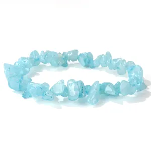 Vista detallada de una pulsera elástica con cuentas de piedra natural azul claro