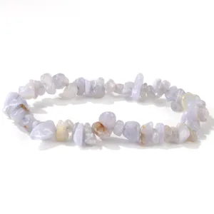 Primer plano de cuentas de ágata de encaje azul natural en una pulsera elástica