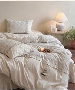 Parure de lit style français en coton et lin avec motif floral volants et housse de couette.