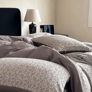 Λεπτομέρεια κλινοσκεπασμάτων από πλυμένο βαμβάκι Wabi-Sabi με άνετο ζακάρ φυλλώδες μοτίβο.