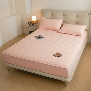 Set lenzuola con angoli trapuntato rosa con ricamo di orsetto carino e federe abbinate.