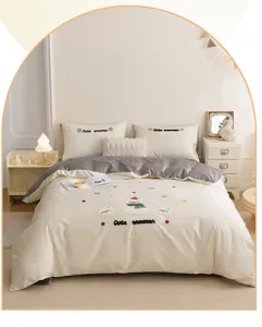 Gemütliches Schlafzimmer mit süßem Schneemann besticktem Baumwoll-Bettbezug und Kissenbezügen.