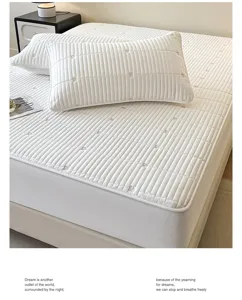 Gestepptes Baumwoll-Spannbettlaken-Set mit Stickerei, atmungsaktiver Matratzenschutz.