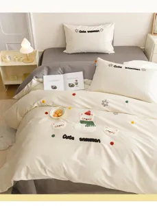 Gemütliche Baumwollbettwäsche mit süßer Schneemann- und Bärenstickerei für gemütliche Schlafzimmer.