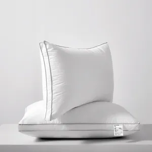 Ensemble de oreillers blancs de qualité hôtelière avec passepoil gris pour le sommeil