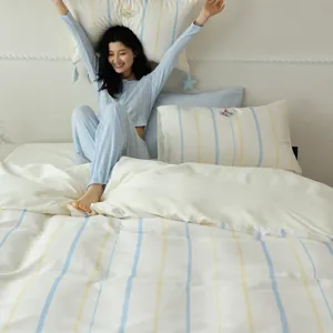 Λεπτομέλεια σετ δροσερών σεντονιών tencel με μπλε ρίγες απαλή υφή καλοκαιρινής άνεσης.