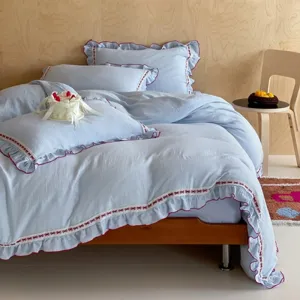 Juego de cama de gasa de algodón azul claro con volantes y lazos bonitos, dormitorio acogedor.