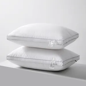 Ensemble de coussins d'hôtel blancs pour un sommeil confortable avec un rembourrage doux.