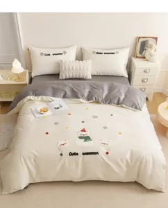 Gemütliche Baumwoll-Bettwäsche Detailansicht mit niedlicher Schneemann-Bestickung und warmem Schlafzimmer.