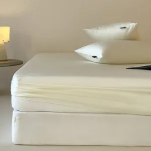 Minimalistisches, einfarbiges Spannbettlaken und Kissenbezug Set, weich und atmungsaktiv.