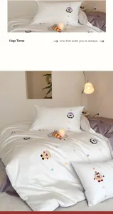 Gezellige katoenen beddengoedset met schattige tekenfilm borduurwerk en zachte stof.