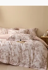 Detalle de dormitorio acogedor con ropa de cama de algodón cepillado suave con motivo floral.