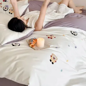 Zacht katoenen beddengoedset met schattig cartoon borduurwerk, comfortabel laken en dekbed.