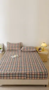 Klassiek geruit hoeslaken en kussensloop set van puur katoen voor gezellige slaapkamer.