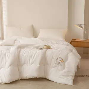 Gezellig beige sojavezel dekbed detail met zachte textuur in warme slaapkamer omgeving.