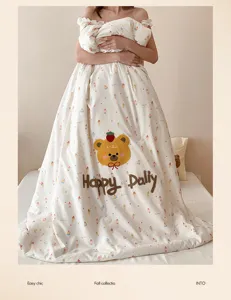 Couette d'été légère avec broderie d'ours mignonne et motif de crème glacée pour dortoir.