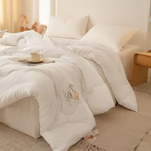Gezellige witte sojabonenvezel dekbed detailopname, zacht en warm beddengoed voor alle seizoenen.