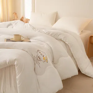 Gezellige witte sojaboterdeken slaapkamer detailfoto, zacht warm beddengoed comfortabele opstelling.