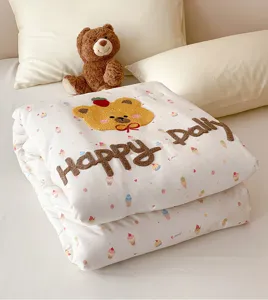 Détail de couette d'été brodée ours mignon, couette de climatisation douce et respirante pour enfants.