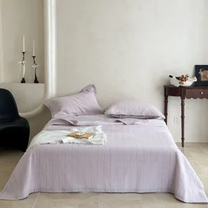 Gesteppte Baumwoll-Tagesdecke in Helllila, weiche Washed-Textur für gemütliches Schlafzimmer.