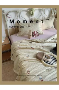 Gedetailleerd shot van zoete bloemen zomerdeken met konijnenprint en mooie volants.