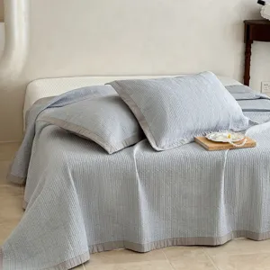 Gesteppte Baumwoll-Tagesdecke 3-teilig in Hellblau mit eleganten Bändern für alle Jahreszeiten.