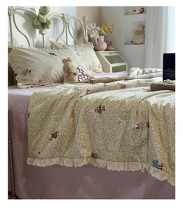 Zoete bloemenbeddengoedset met schattige konijnenprint en delicate volants, gezellig katoenen dekbed.