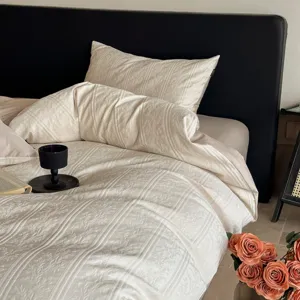 Detailed view of the luxury jacquard cotton bedding set featuring elegant retro duvet design.
