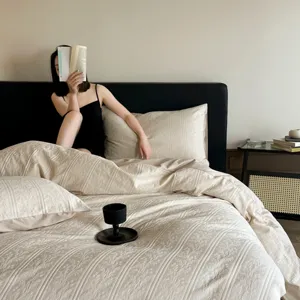 Luxury jacquard cotton bedding set, 60s thick woven duvet cover with elegant vintage style.