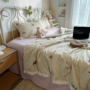 Zoete bloemenprint zomer beddengoed set met schattig konijnenpatroon en volrand voor de slaapkamer