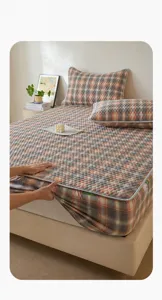 Detail van het retro ruitjes katoenen hoeslaken met zachte vulling voor comfortabele slaap.