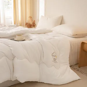 Detail van het witte sojavezel dekbed, zacht en comfortabel voor een gezellige slaapkamer.