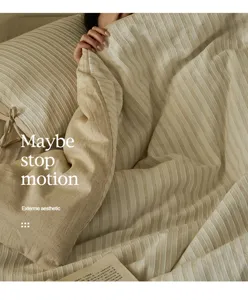 Parure de lit en coton et lin lavé, housse de couette rayée respirante pour chambre chaleureuse.