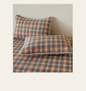 Klassiek retro ruitjes katoenen beddengoed detail met comfortabel hoeslaken en kussensloop.