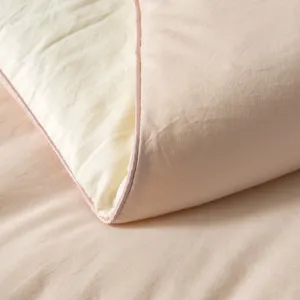 Warme Winterbettdecke Steppdecke mit zweifarbigem Design und zarter rosa Biese fuer das Bett