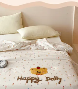 Couette d'été climatisée avec broderie d'ours mignon et imprimé de crème glacée pour lit simple.