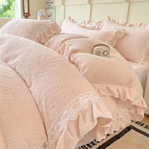 Juego de funda nórdica de felpa de leche rosa con relieve y ribete de encaje ropa de cama acogedora