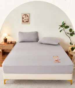 Coprimaterasso impermeabile con stampa di orsetto, lenzuolo con angoli grigio traspirante.